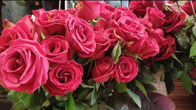 Çiçekçilerin yoğun mesaisi. En çok kırmızı gül tercih ediliyor