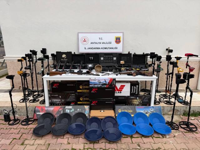 Antalya'da tarihi eser operasyonu: Milyonluk tarihi sikke ve dedektör ele geçirildi