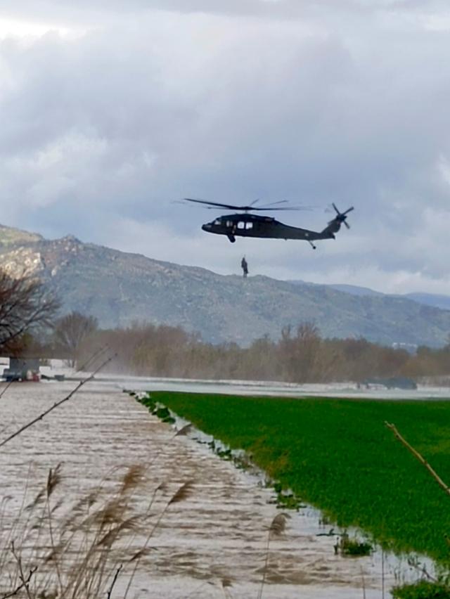 1 haftadır oradaymış! Aydın'da sel nedeniyle mahsur kalan kişi helikopterle kurtarıldı 