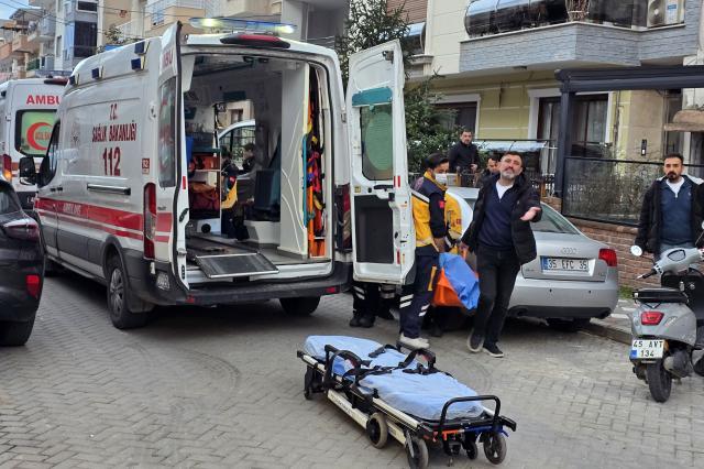 Manisa'da evde bir kişi ölü, eşi baygın bulundu