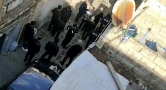 Gündüz vakti eve giren hırsızlar iki kadına darbetti