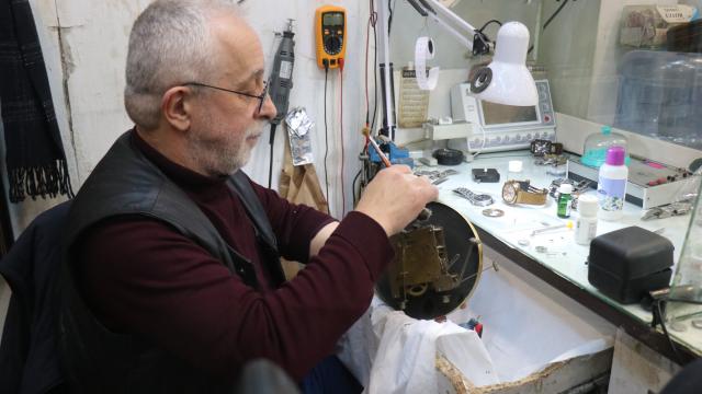 Saat tutkusu için yurt dışındaki okulunu bıraktı. Memlekete dönen adam yarım asırdır tezgahının başında