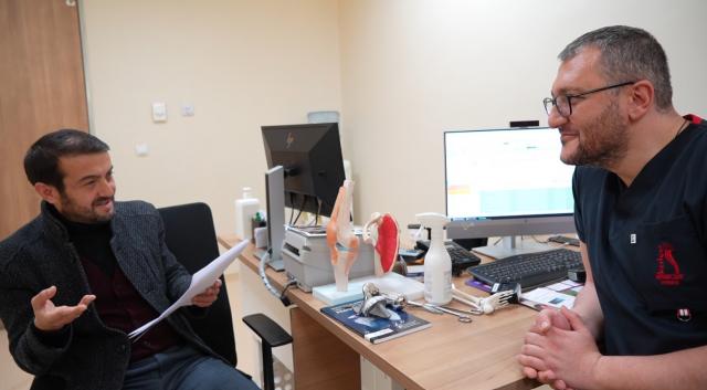 Doktordan randevu bulamadı isyanını şiirle anlattı. Randevu krizi taşlama şiire neden oldu