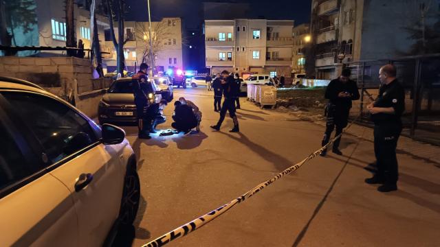 Uzun namlulu silahla rastgele ateş açtı. 2 kişiyi vurdu