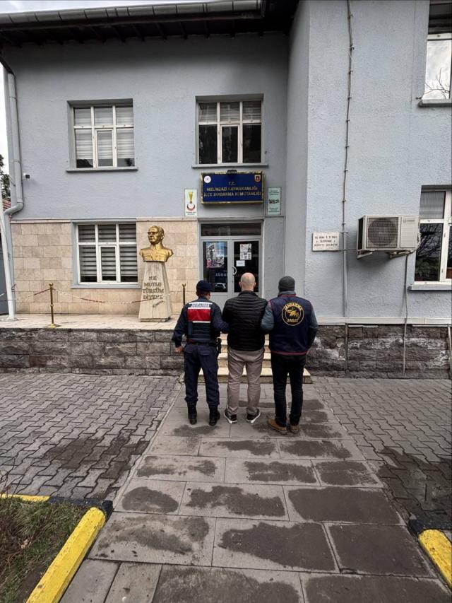 15 yıl hapis cezasıyla aranan uyuşturucu taciri yakalandı