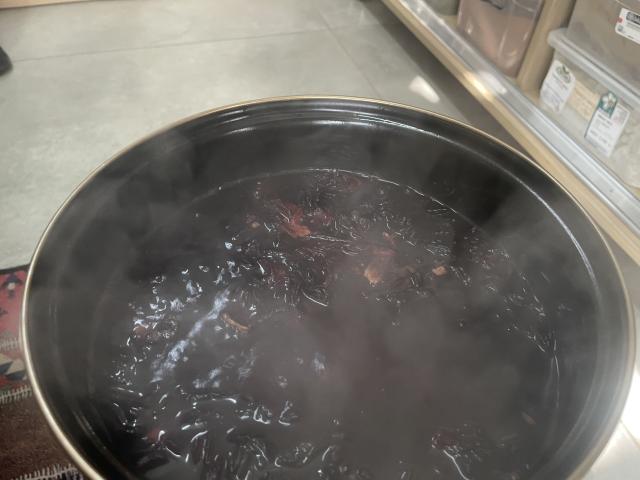 Oruç tutarken acıktırmayan, susatmayan içecek. Kaynayan suya atılan 4 çeşit malzemeyle hazırlanıyor