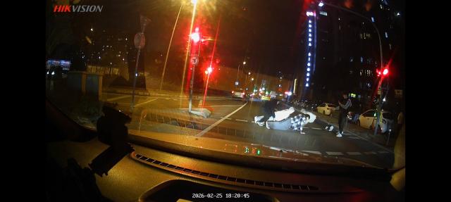 Kırmızı ışıkta yaya geçidinde şınav çektiler