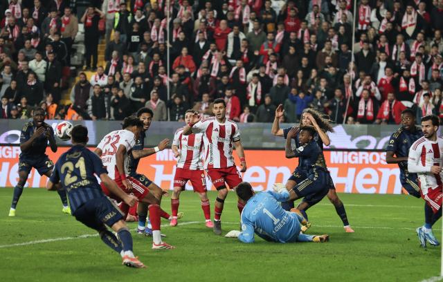 Fenerbahçeli futbolcular, maç sonu taraftara seslendi. 