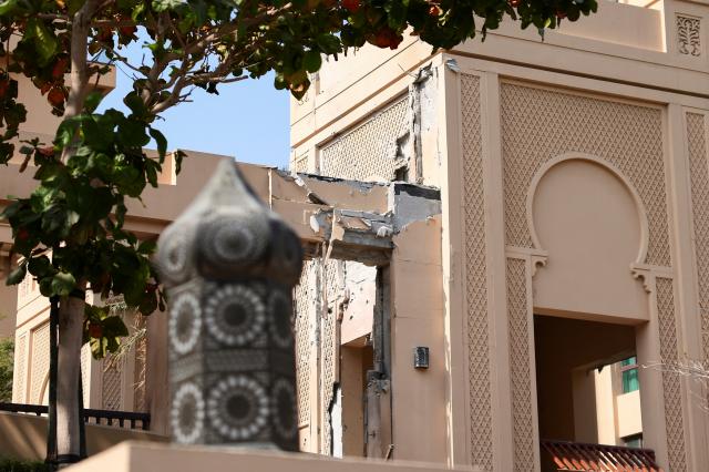 İran füzesi Dubai'deki lüks oteli vurdu. Ünlü isimler mahsur kaldı, turistlerden ironik yorumlar...