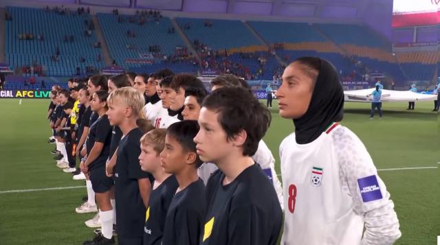 İranlı kadın futbolculardan milli marş boykotu