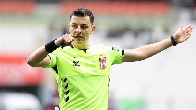 İlk kez derbi yönetecek olması tartışma yarattı, onunla tüm maçlarını kazandılar