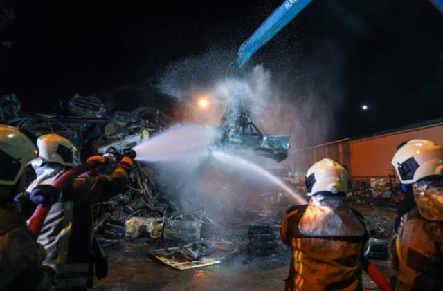Sanayi sitesinde yangın: 100 hurda araç küle döndü