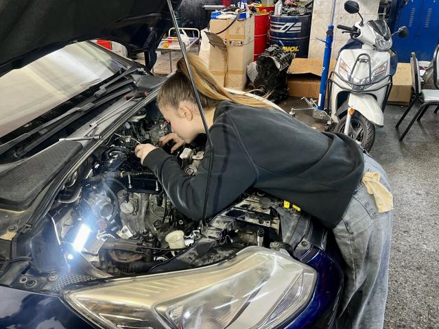 17 yaşında sanayinin biriciği oldu. Selen usta sanayide kadınlar devrimini başlattı