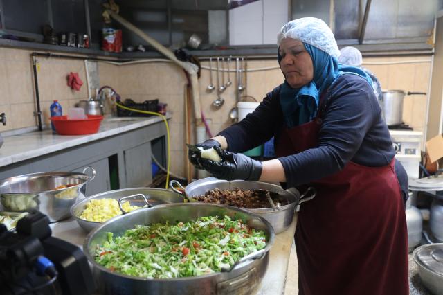 Kimsesizlerin annesi oldu. Gönüllü olarak çalışıyor