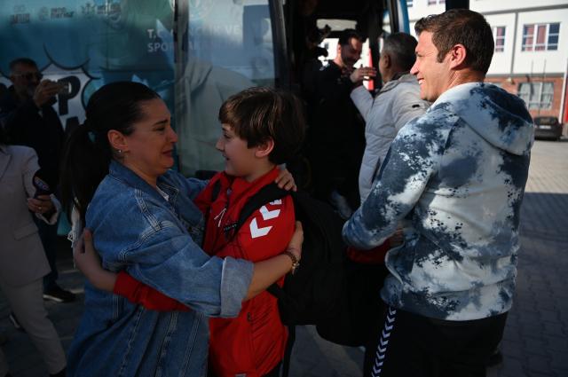 Katar'da mahsur kalan Türk sporcular döndü