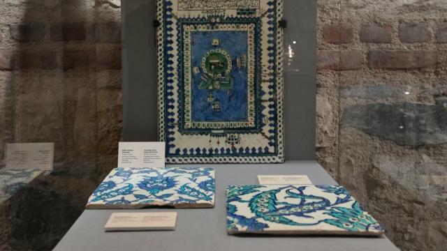 İngiltere'de satılmak üzereydi. Çalınan 2 İznik çinisinin Türkiye'ye iade edildi