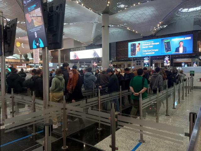 Havalimanlarında bayram yoğunluğu