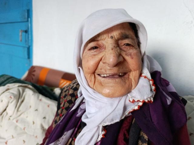 106 yaşındaki Dudu ninenin uzun yaşam sırrı. Vahdettin döneminde doğdu, tüm cumhurbaşkanlarına tanıklık etti