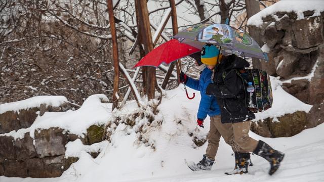 Hakkari'de eğitime kar engeli