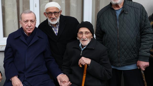 Cumhurbaşkanı Erdoğan, Rize'de komşularıyla bayramlaştı