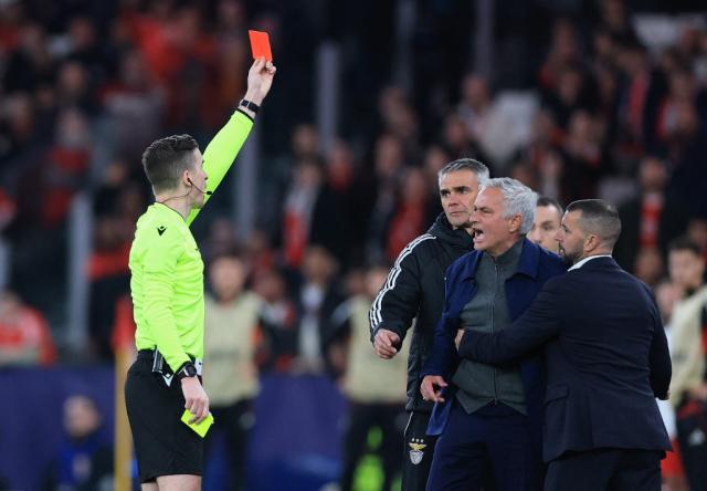 Mourinho'ya kırmızı kart gösteren hakem Türkiye maçına verildi. Asıl mesleği bambaşka