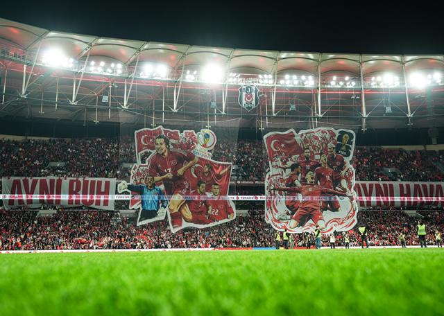 Dolmabahçe'de milli maça özel koreografi. 