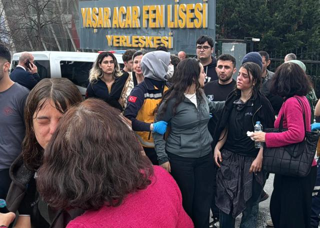 Lise laboratuvarında deney sırasında patlama. Öğrencilerin elleri ve yüzleri yandı