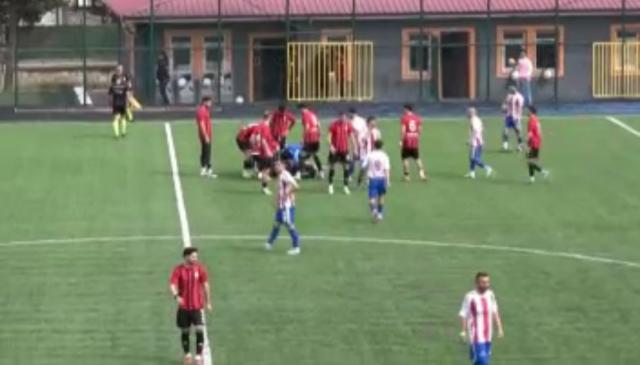 Bilinci kapanan futbolcu dakikalarca ambulans bekledi.  Şoför aracın başında değildi