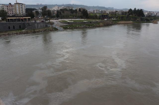 Cizre'de boru hattında sızıntı. Petrol Dicle Nehrine karıştı, ekipler arızayı giderdi