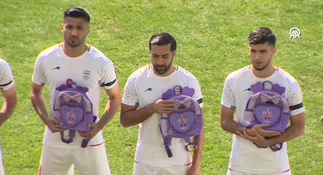 Sahaya okul çantasıyla çıktılar; İranlı futbolcular kaybedilen çocukları unutmadı