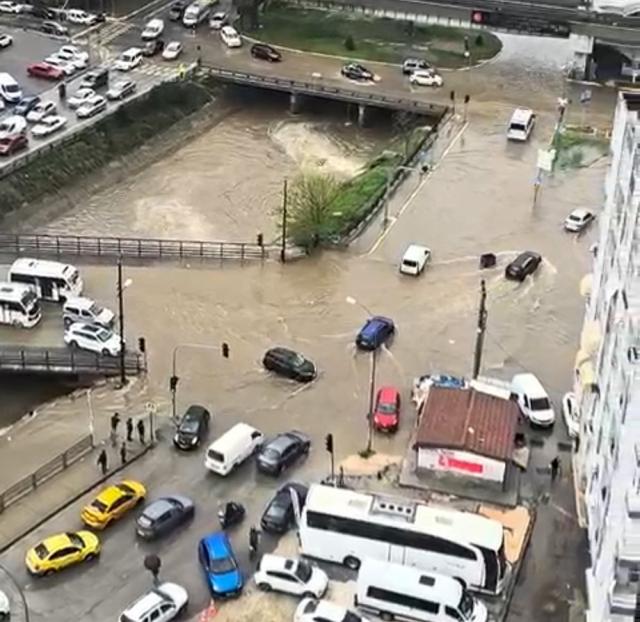 Adana'da yağmur hayatı felç etti: Dereler taştı, yollar göle döndü