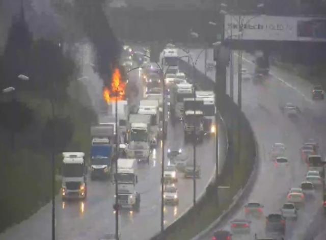 Korkutan yangın: TIR seyir halindeyken alev alev yandı