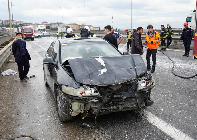Trafik durdu. TEM Otoyolu'nda 7 araç birbirine girdi