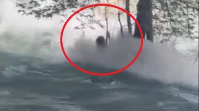 Mersin'de Berdan Çayı'na atlayan genç, suda kayboldu