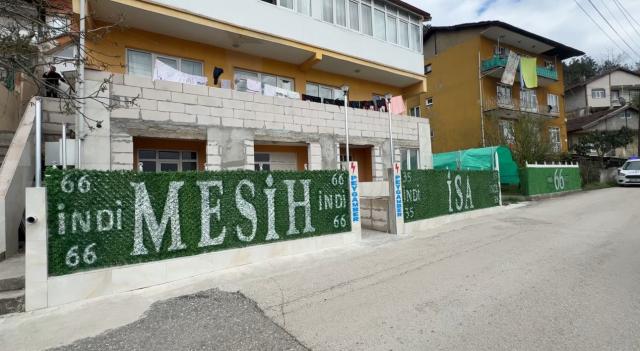 Ekipleri harekete geçiren yazı. Evinin her yerine yazdı, mahalleli ihbar etti