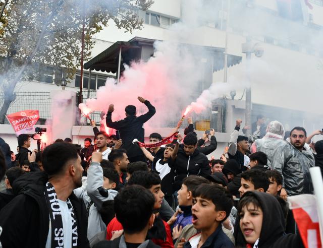 24 yıl sonra şampiyonluk geldi, halk sokağa döküldü