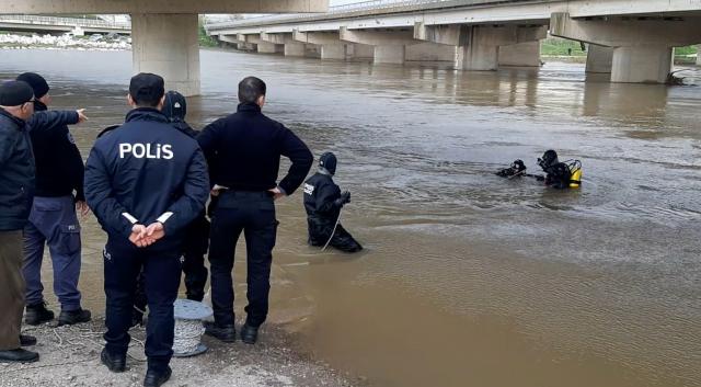 Dereden geçerken aracı suya gömülen sürücü öldü
