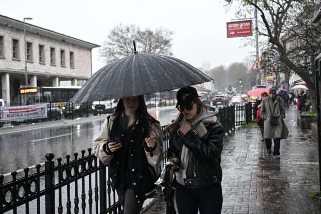 İstanbul'da dolu sürprizi. Dakikalar içinde beyaza döndü