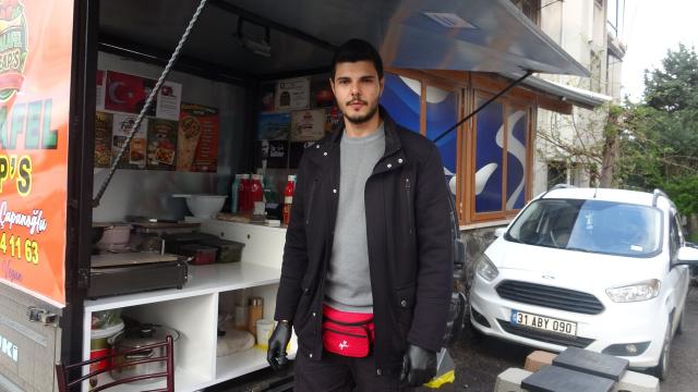 Hayallerinin peşinden gitti. Seyyar tezgahında çocukluk hayalini gerçekleştiriyor