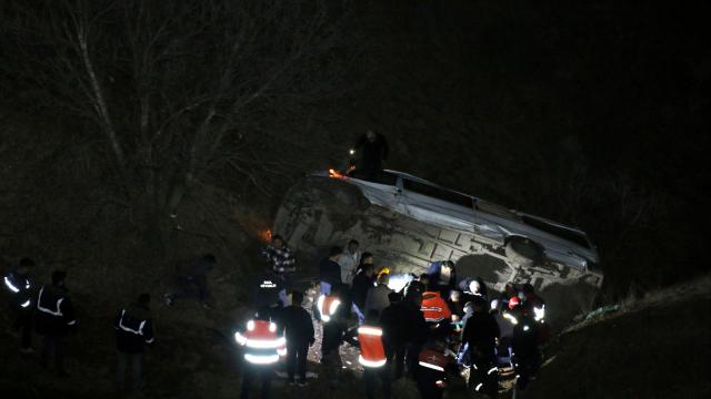 Maden işçilerini taşıyan servis devrildi. 2 kişi öldü, 10 kişi yaralandı