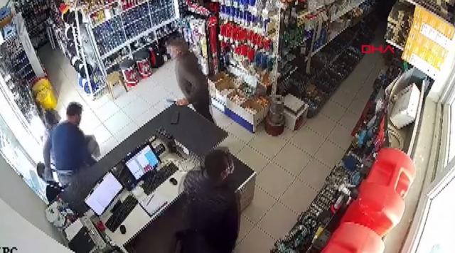 Antalya açıklarında 4.7 büyüklüğünde deprem; Demre'deki sarsıntı anı kamerada