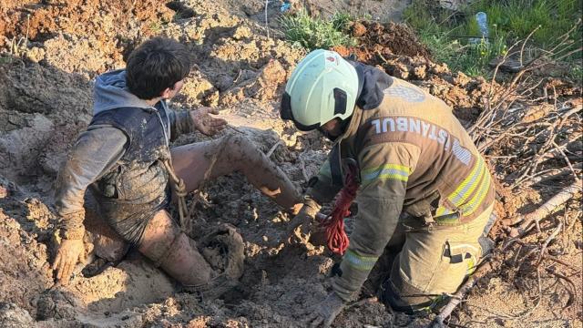 Çocuk çamura saplandı; 'İmdat' çığlığını duyan polis kurtardı