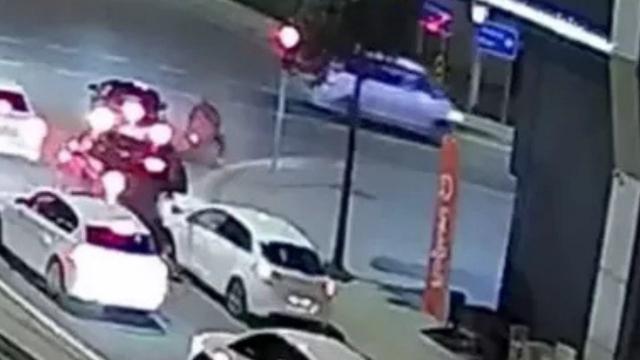 Fren yerine gaza bastı, 4 araç birbirine girdi