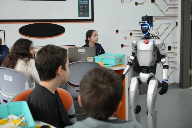 Türkiye'nin nüfusa kaydedilen ilk robotu işe başladı