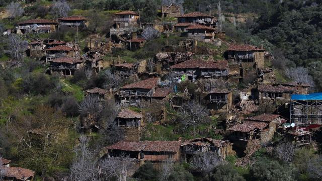Ege'de hayalet köy. Yalnızca üç evde yaşam var