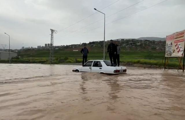 Kahramanmaraş'ta yollar göle döndü, vatandaşlar zor anlar yaşadı