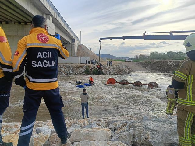 Dereyi traktörle geçmek isterken faciadan dönüldü: 10 işçi vinçle kurtarıldı