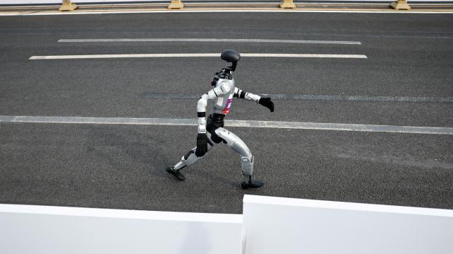 İnsansı robotlar koşu rekorunu 7 dakika farkla kırdı