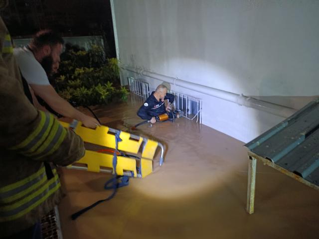 Mardin'de sağanak hayatı olumsuz etkiledi. Mahsur kalanları itfaiye kurtardı