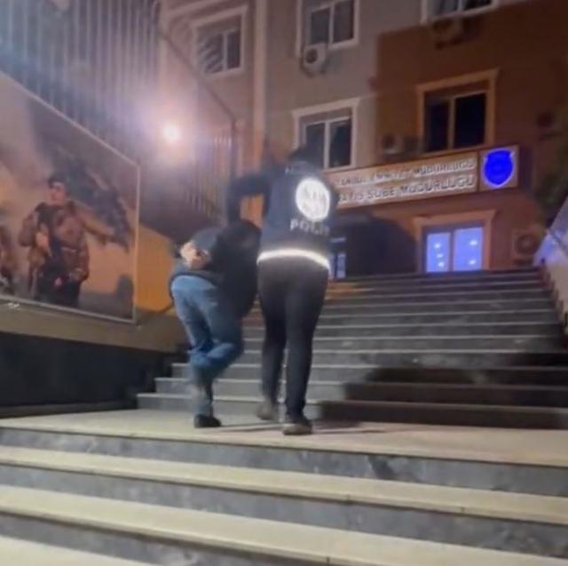 Sosyal medyada polis yeleği ile yayın yapan bir kişi gözaltına alındı